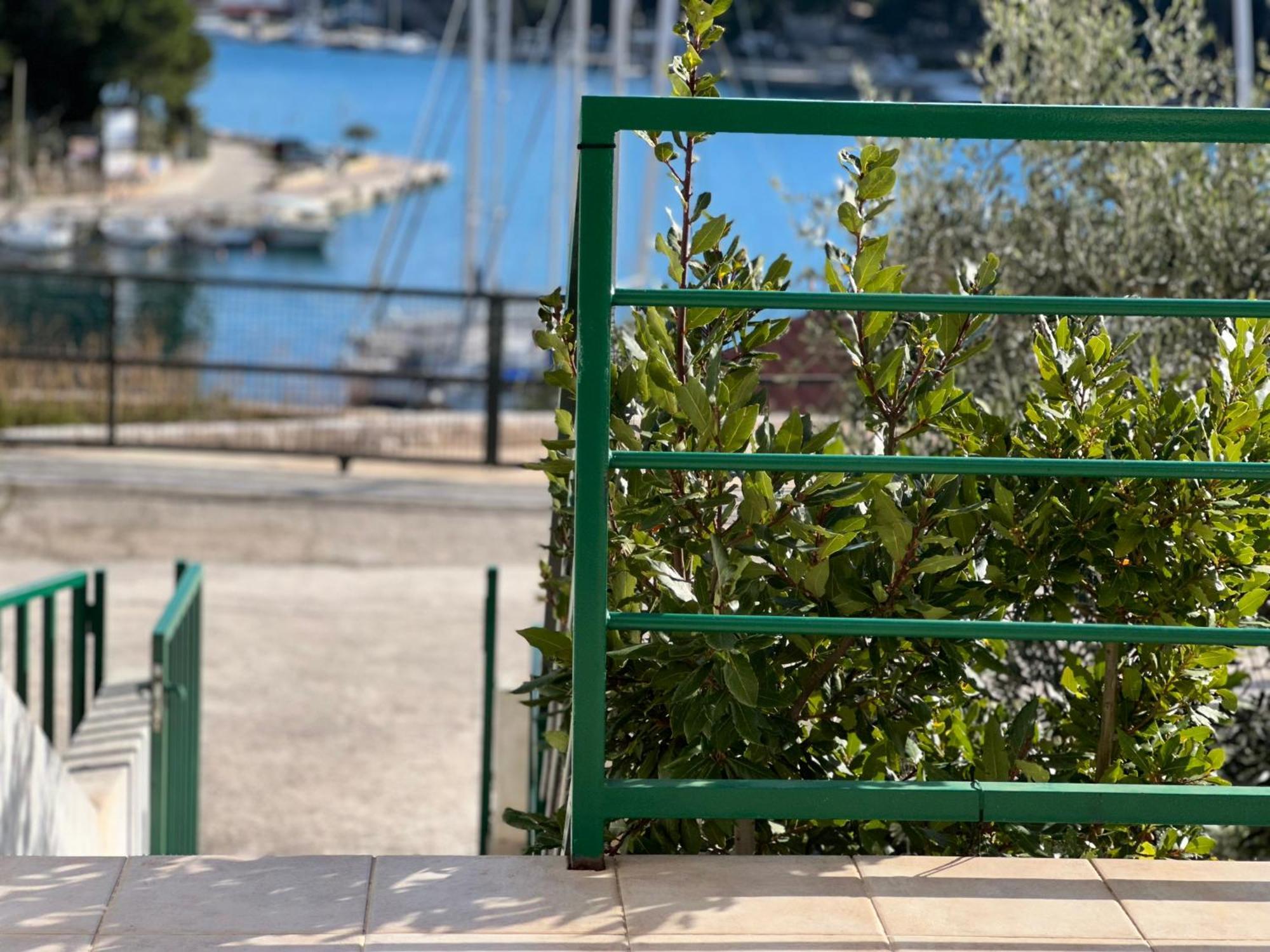 Apartment Milna - With Swimming Pool & Amazing Seaviews, Above Bijaka Beach Extérieur photo