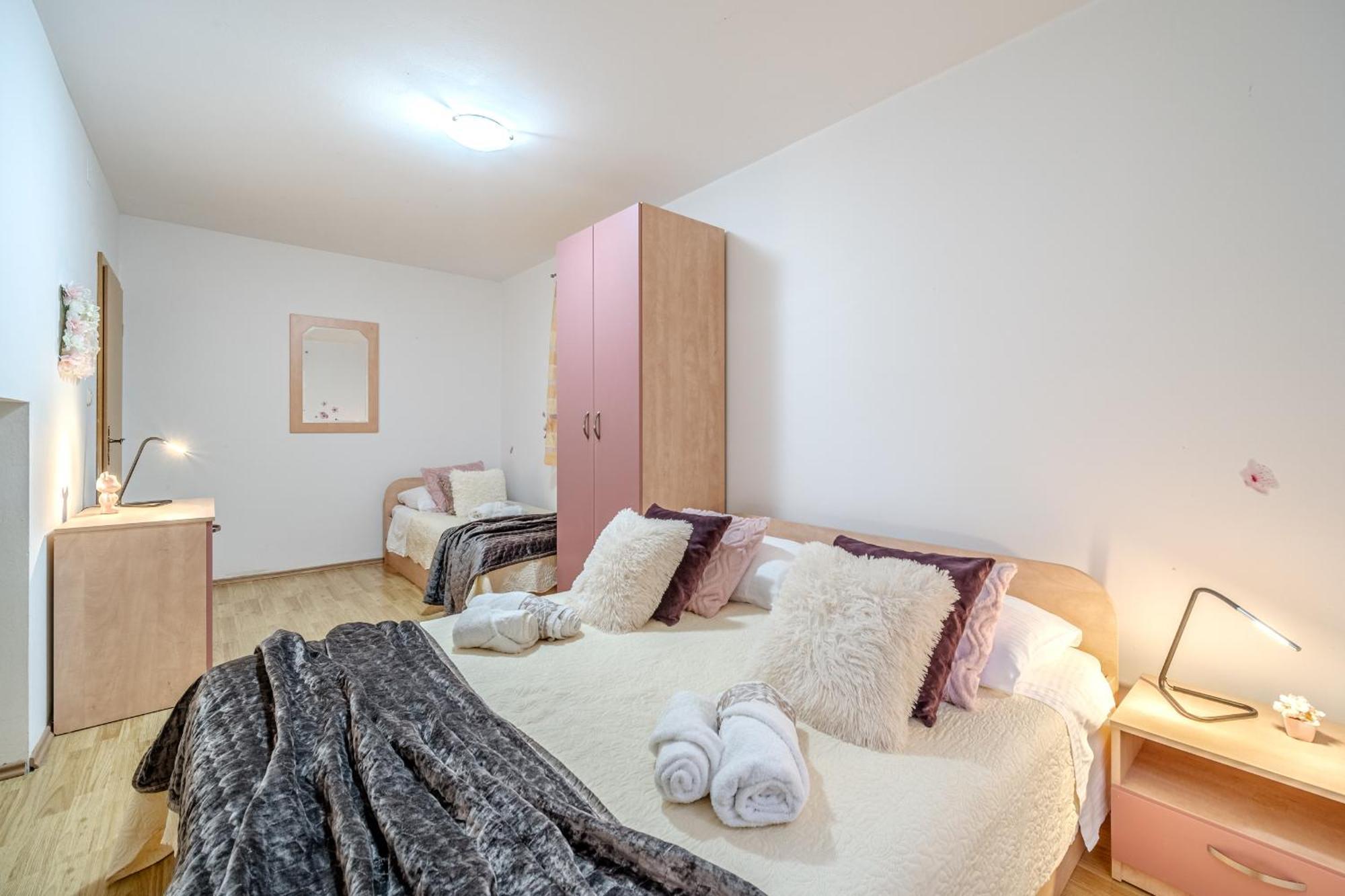 Apartment Milna - With Swimming Pool & Amazing Seaviews, Above Bijaka Beach Extérieur photo