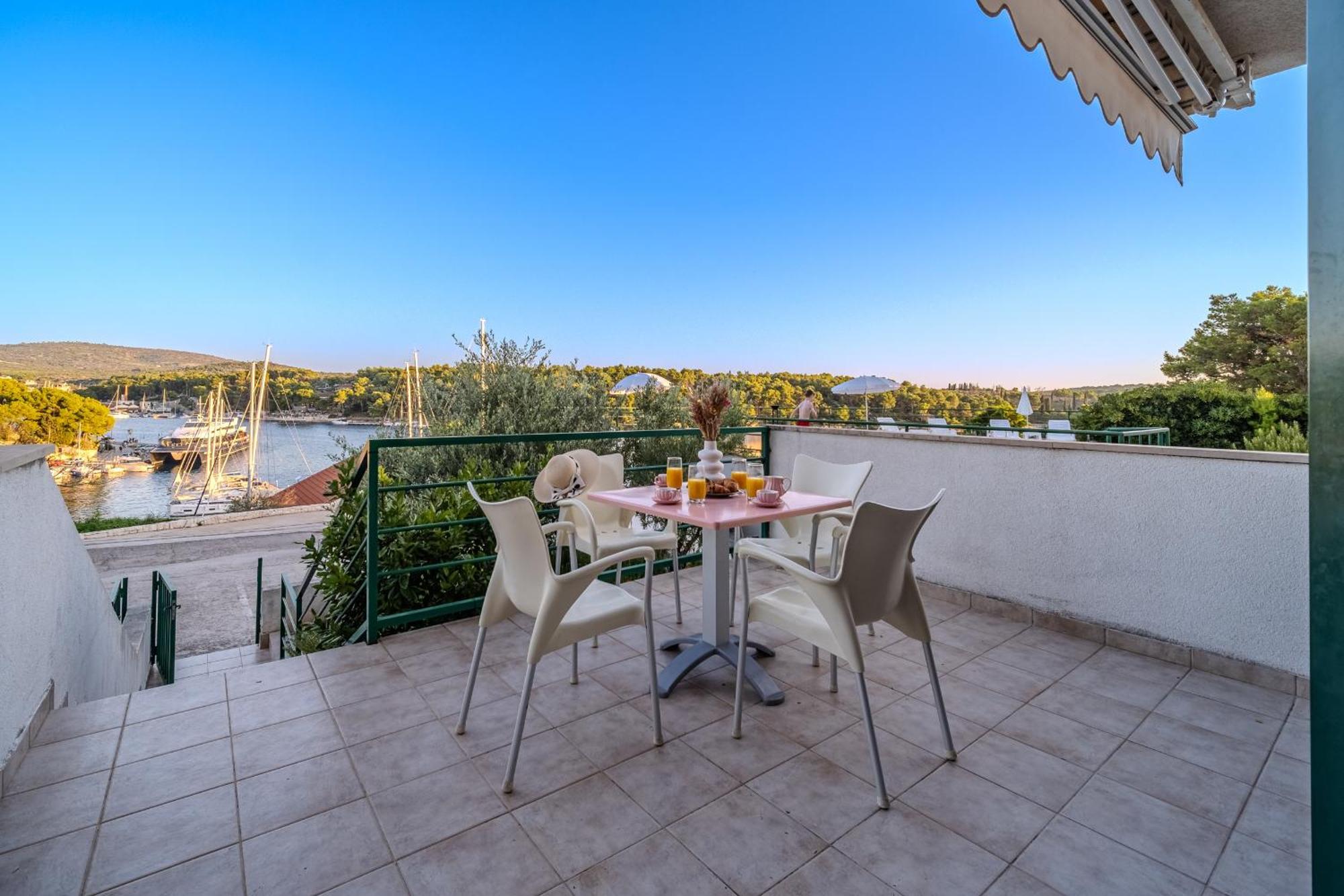 Apartment Milna - With Swimming Pool & Amazing Seaviews, Above Bijaka Beach Extérieur photo
