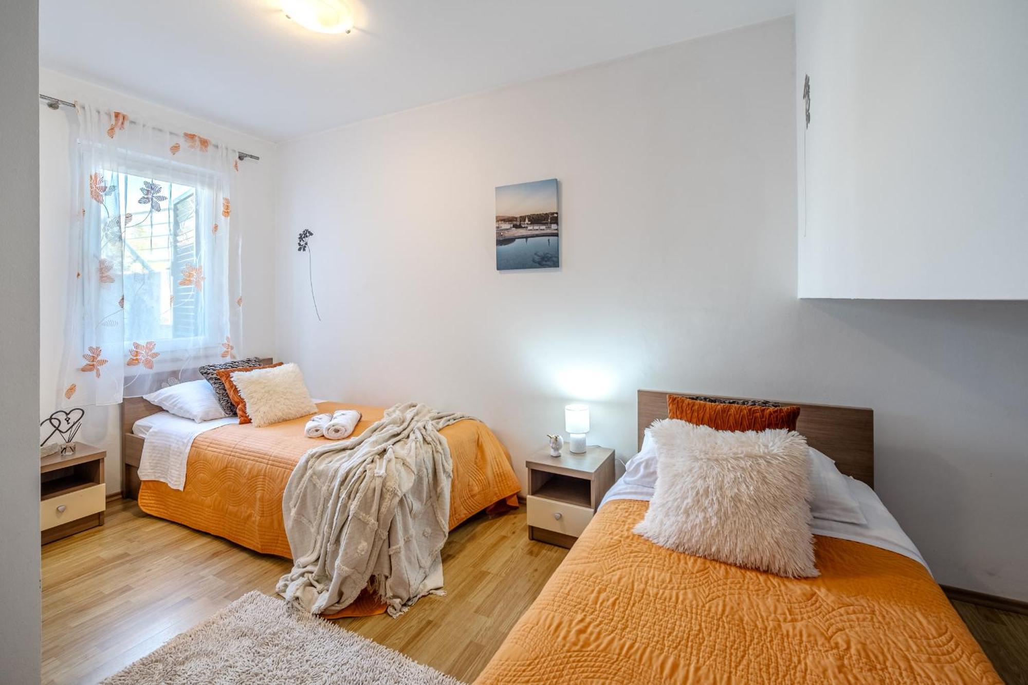 Apartment Milna - With Swimming Pool & Amazing Seaviews, Above Bijaka Beach Extérieur photo