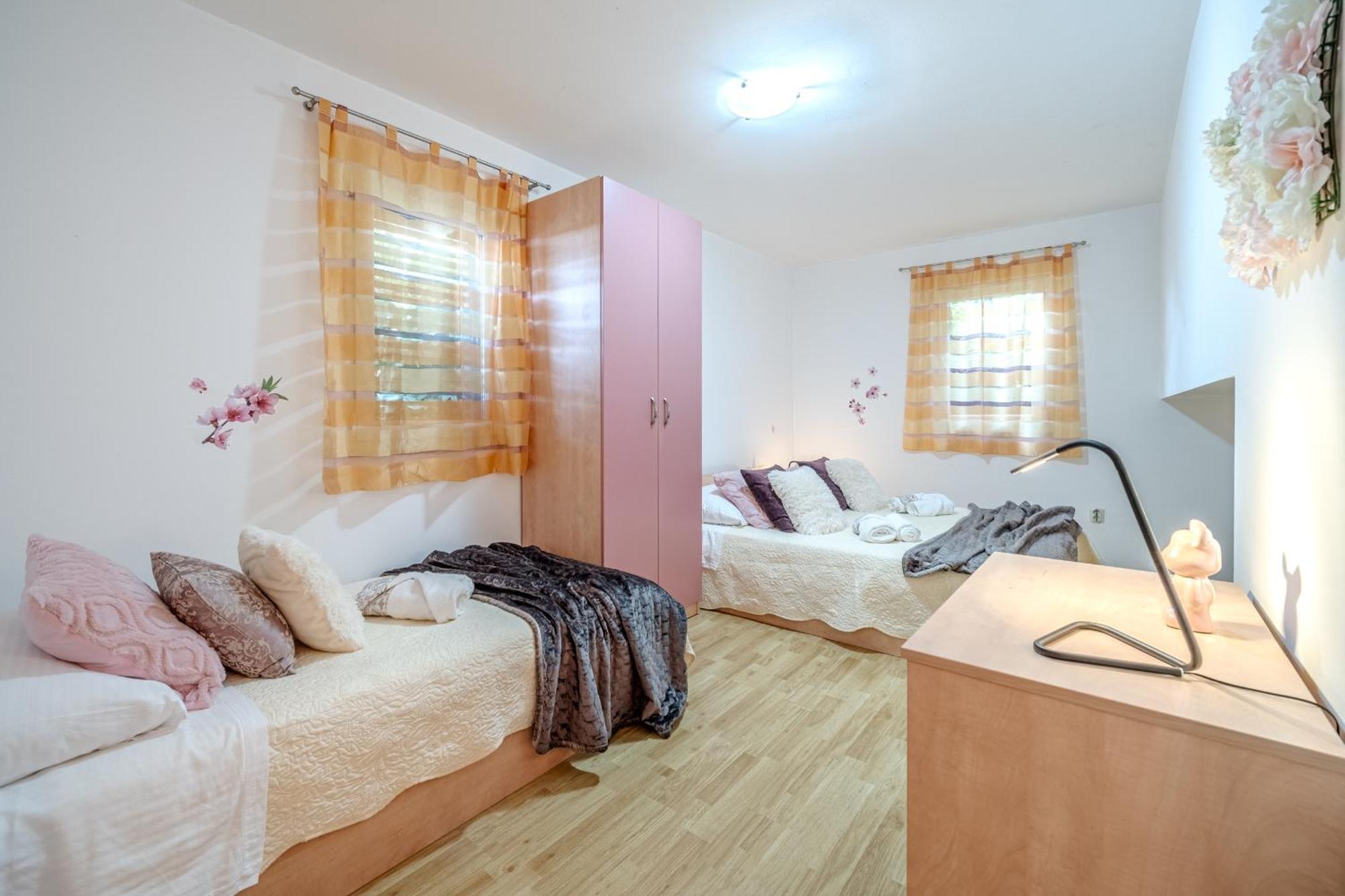 Apartment Milna - With Swimming Pool & Amazing Seaviews, Above Bijaka Beach Extérieur photo