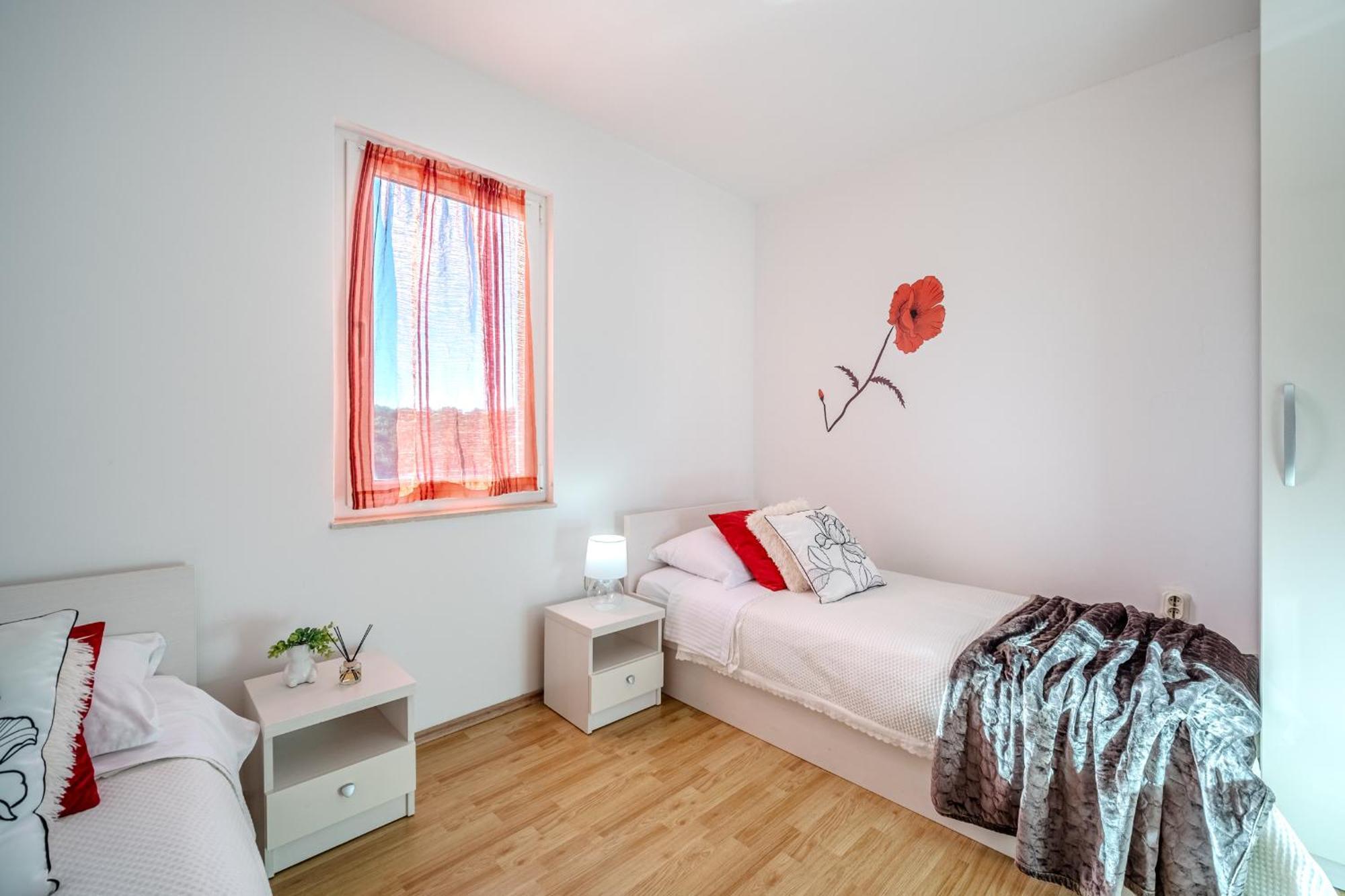Apartment Milna - With Swimming Pool & Amazing Seaviews, Above Bijaka Beach Extérieur photo