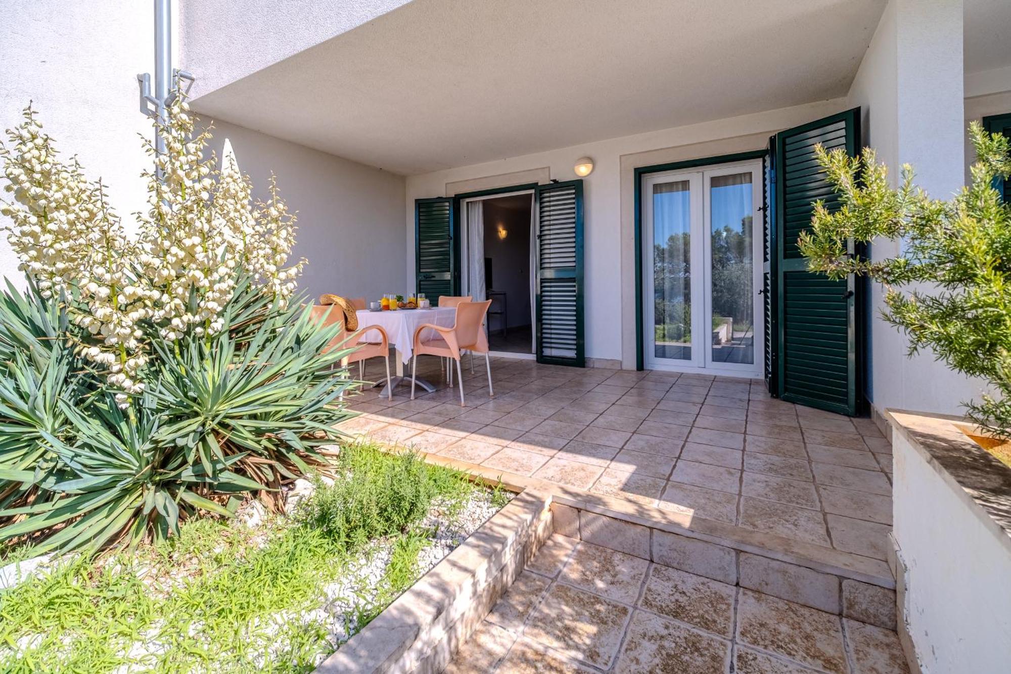 Apartment Milna - With Swimming Pool & Amazing Seaviews, Above Bijaka Beach Extérieur photo