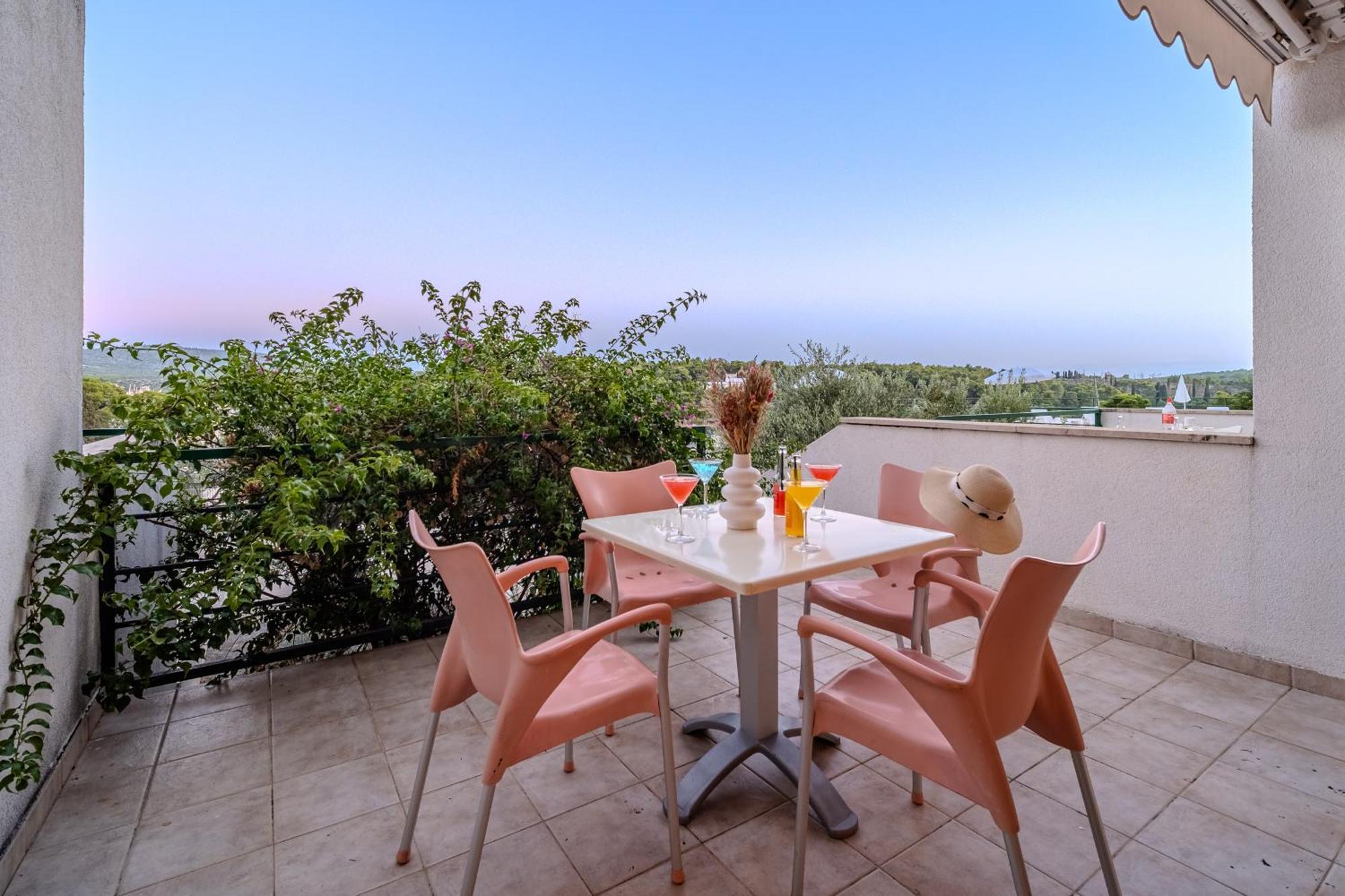 Apartment Milna - With Swimming Pool & Amazing Seaviews, Above Bijaka Beach Extérieur photo