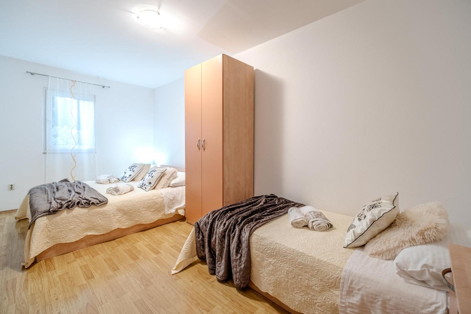 Apartment Milna - With Swimming Pool & Amazing Seaviews, Above Bijaka Beach Extérieur photo