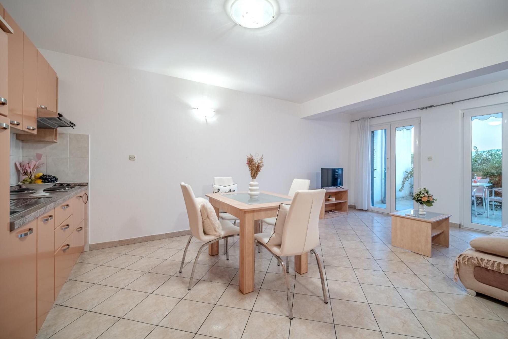Apartment Milna - With Swimming Pool & Amazing Seaviews, Above Bijaka Beach Extérieur photo