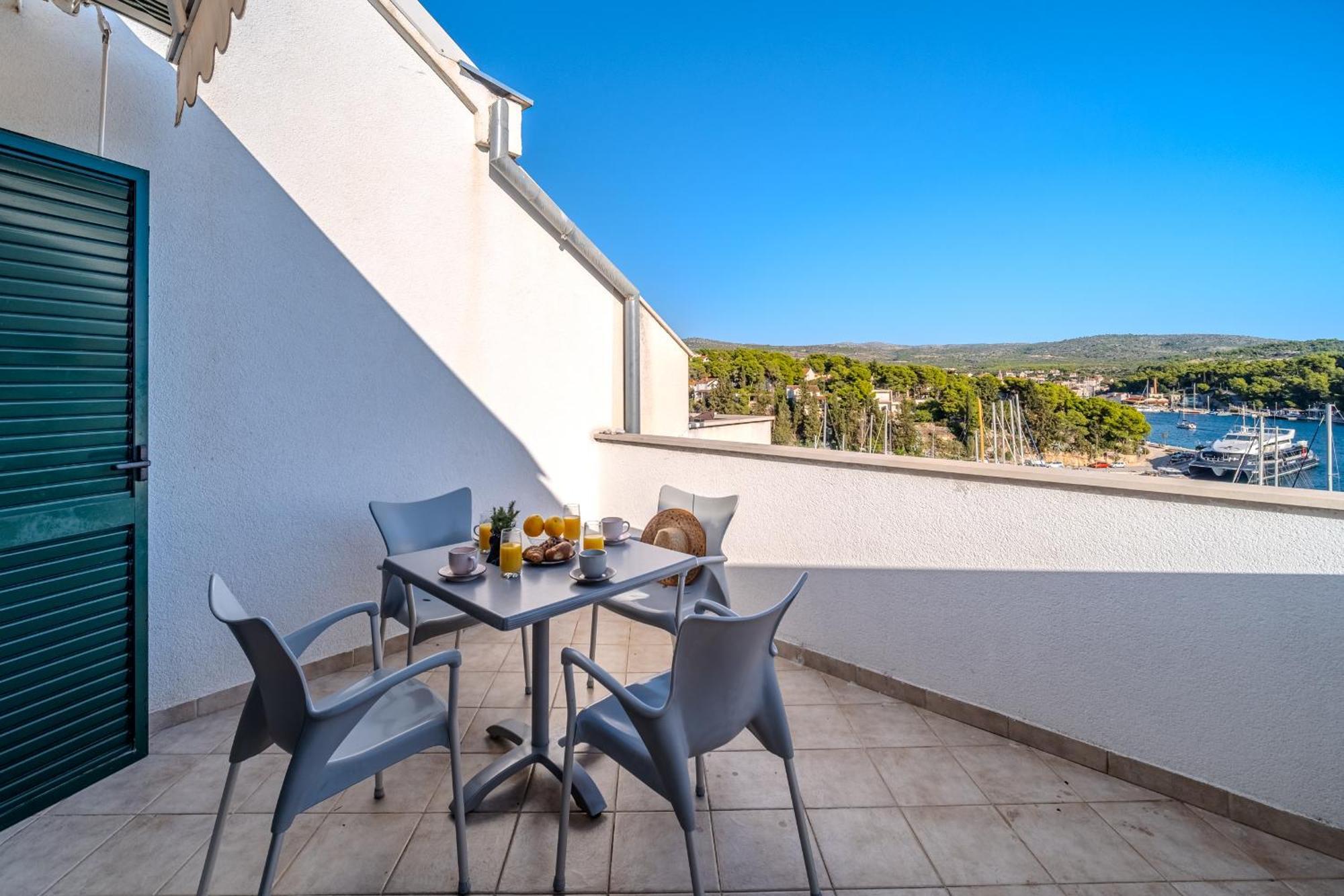 Apartment Milna - With Swimming Pool & Amazing Seaviews, Above Bijaka Beach Extérieur photo