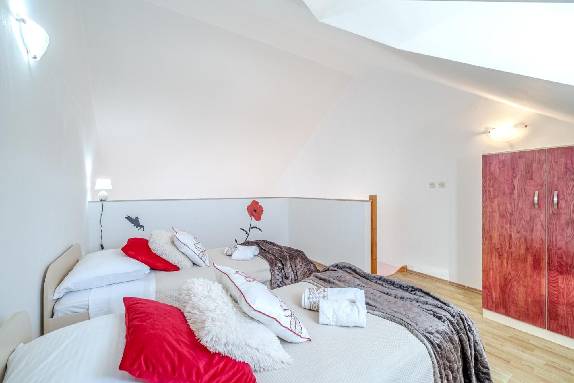 Apartment Milna - With Swimming Pool & Amazing Seaviews, Above Bijaka Beach Extérieur photo