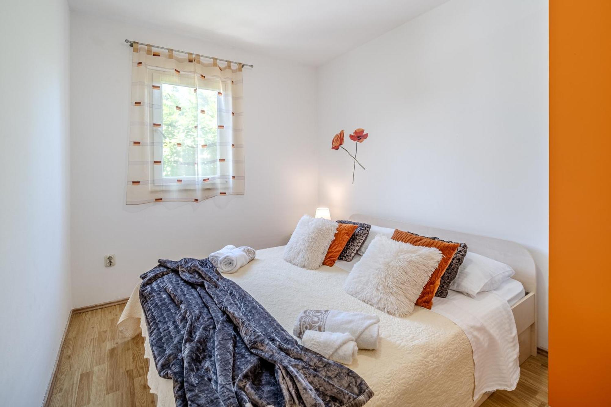 Apartment Milna - With Swimming Pool & Amazing Seaviews, Above Bijaka Beach Extérieur photo