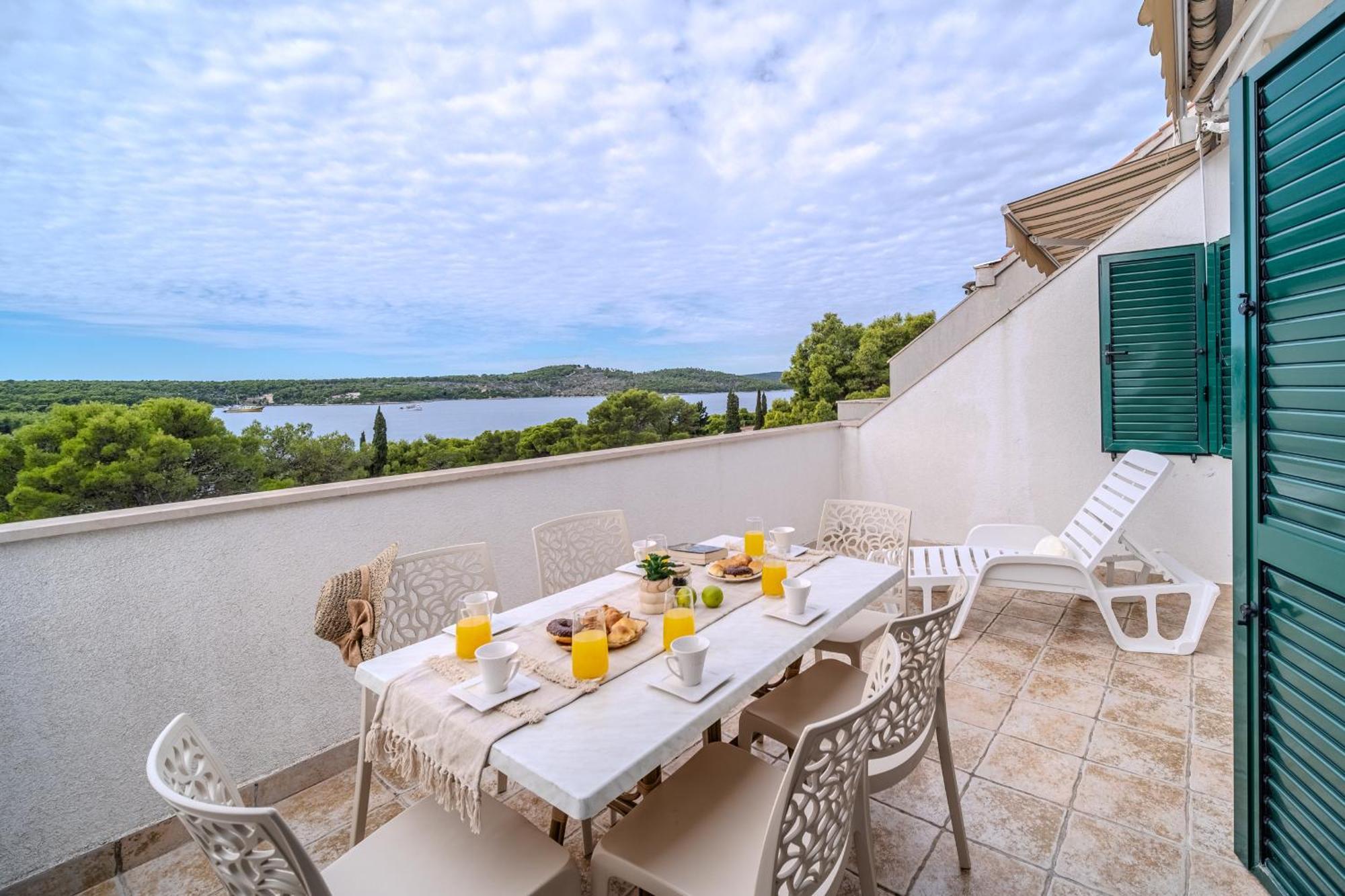 Apartment Milna - With Swimming Pool & Amazing Seaviews, Above Bijaka Beach Extérieur photo