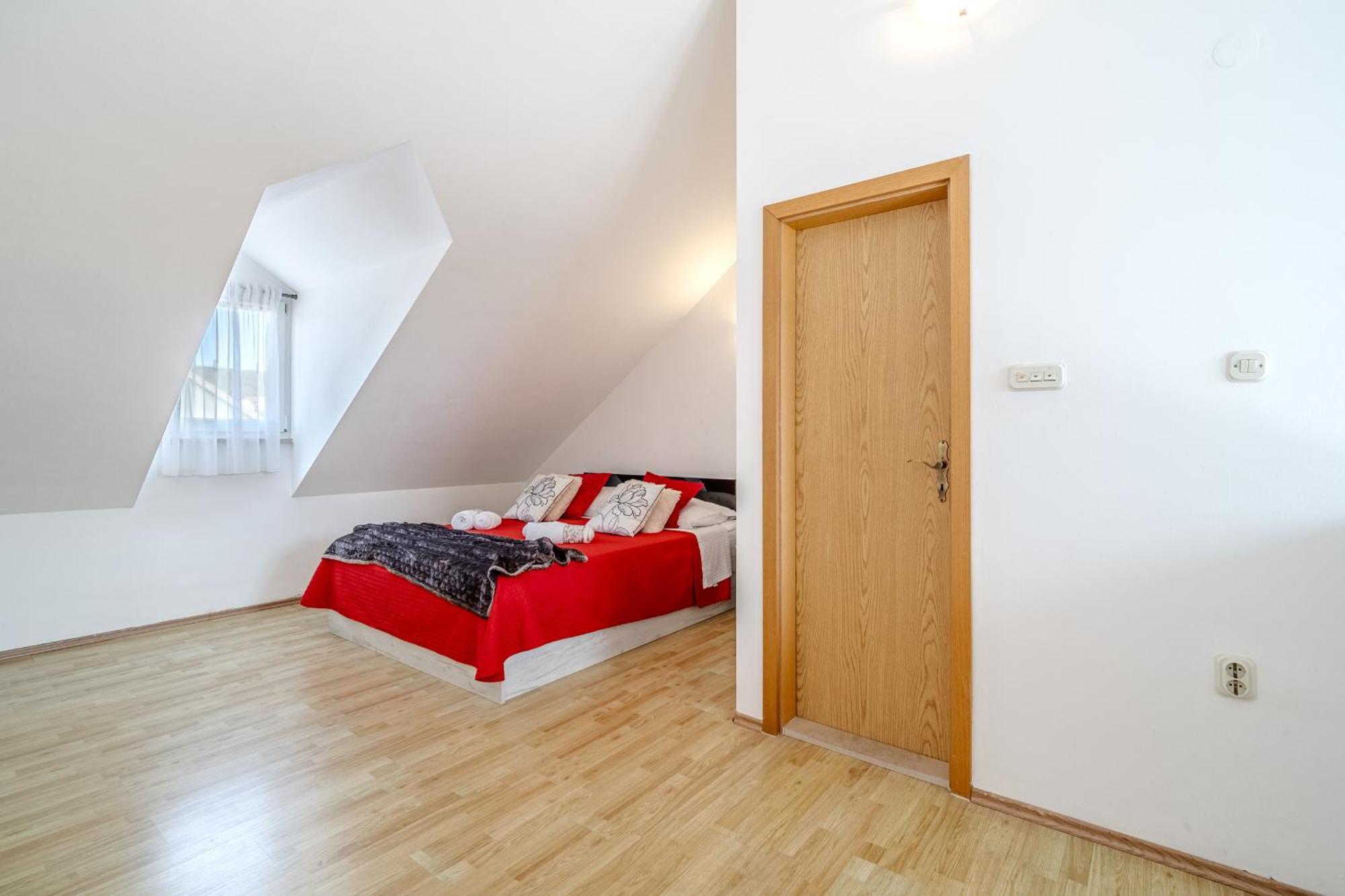 Apartment Milna - With Swimming Pool & Amazing Seaviews, Above Bijaka Beach Extérieur photo