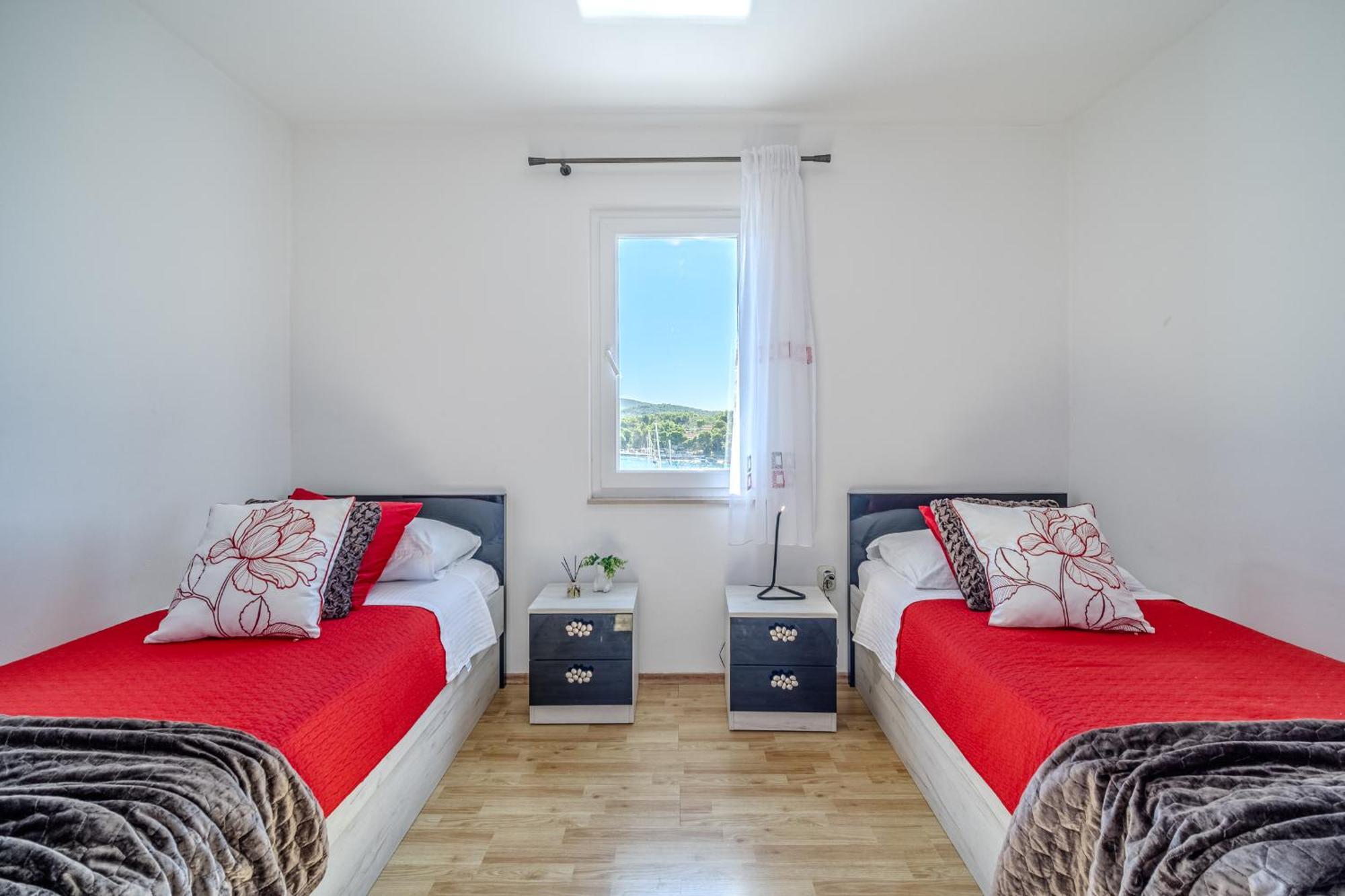 Apartment Milna - With Swimming Pool & Amazing Seaviews, Above Bijaka Beach Extérieur photo