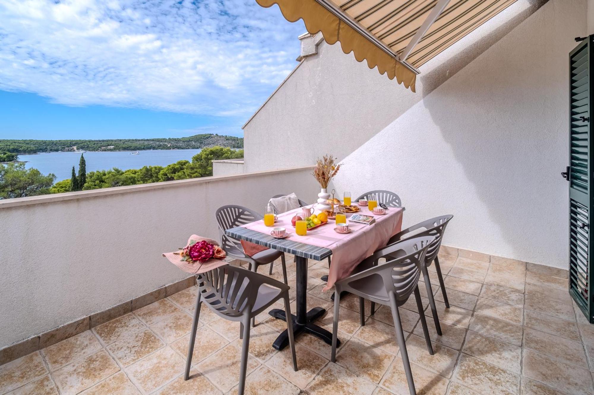 Apartment Milna - With Swimming Pool & Amazing Seaviews, Above Bijaka Beach Extérieur photo