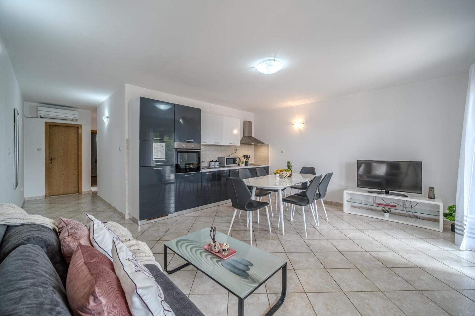 Apartment Milna - With Swimming Pool & Amazing Seaviews, Above Bijaka Beach Extérieur photo
