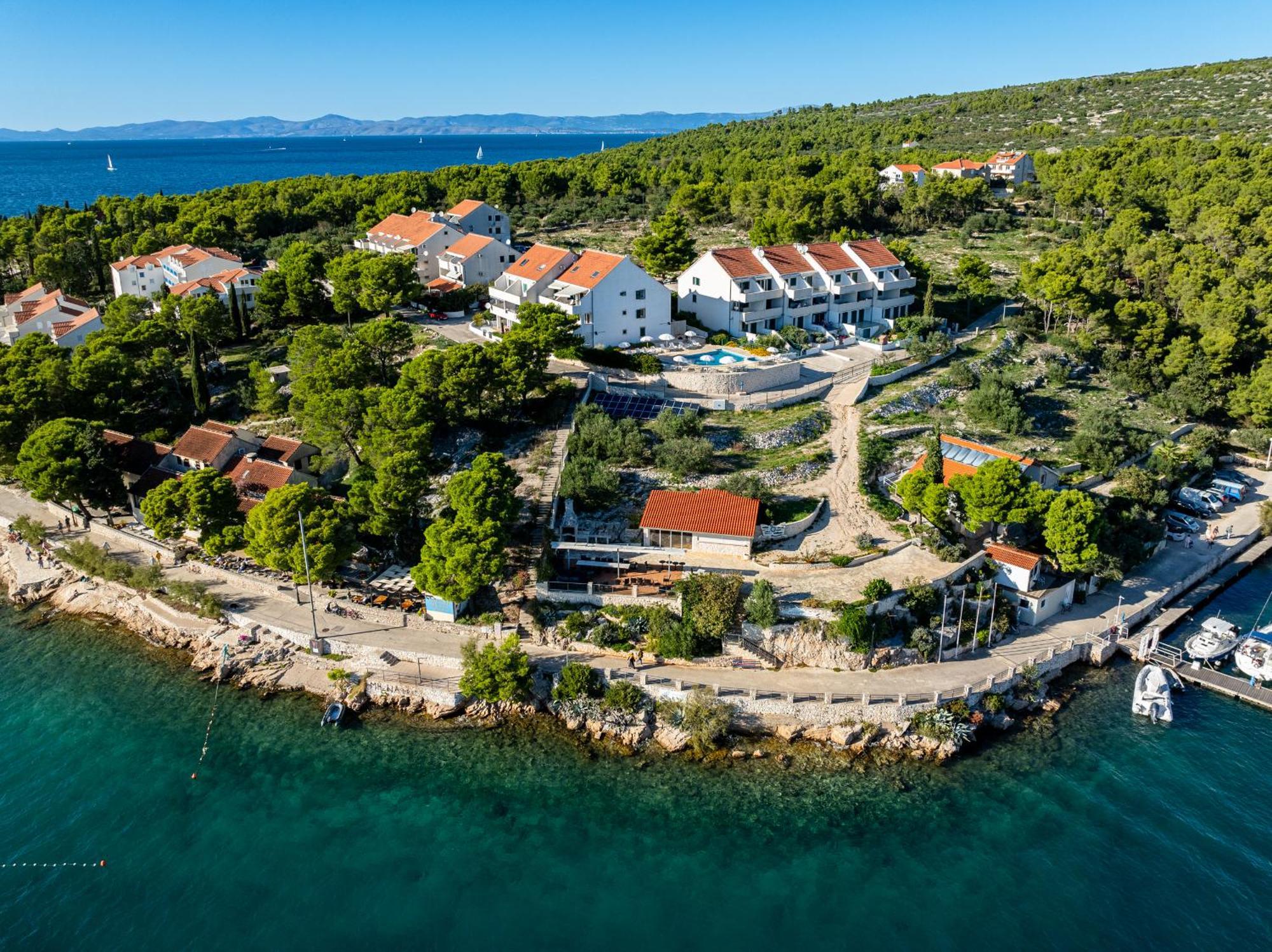 Apartment Milna - With Swimming Pool & Amazing Seaviews, Above Bijaka Beach Extérieur photo