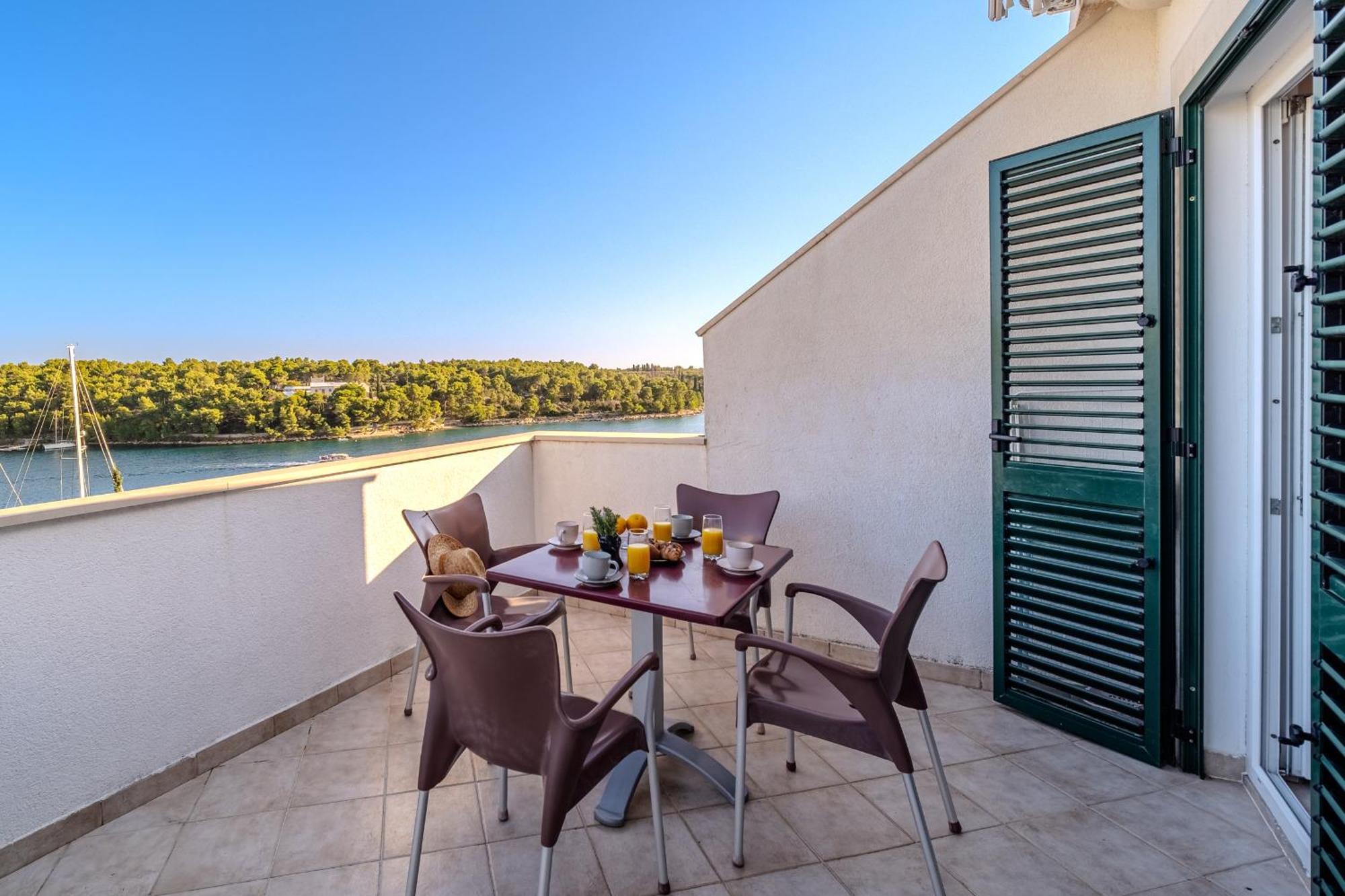 Apartment Milna - With Swimming Pool & Amazing Seaviews, Above Bijaka Beach Extérieur photo