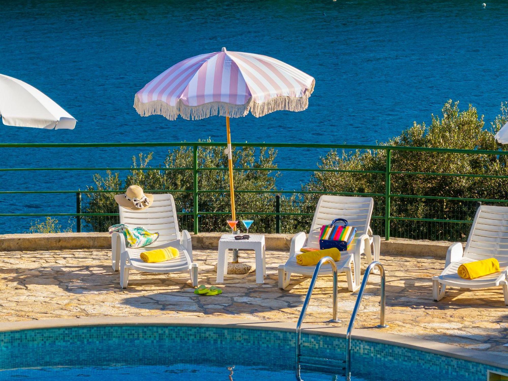 Apartment Milna - With Swimming Pool & Amazing Seaviews, Above Bijaka Beach Extérieur photo