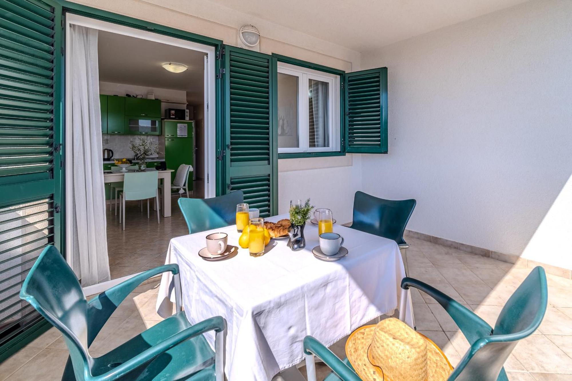 Apartment Milna - With Swimming Pool & Amazing Seaviews, Above Bijaka Beach Extérieur photo