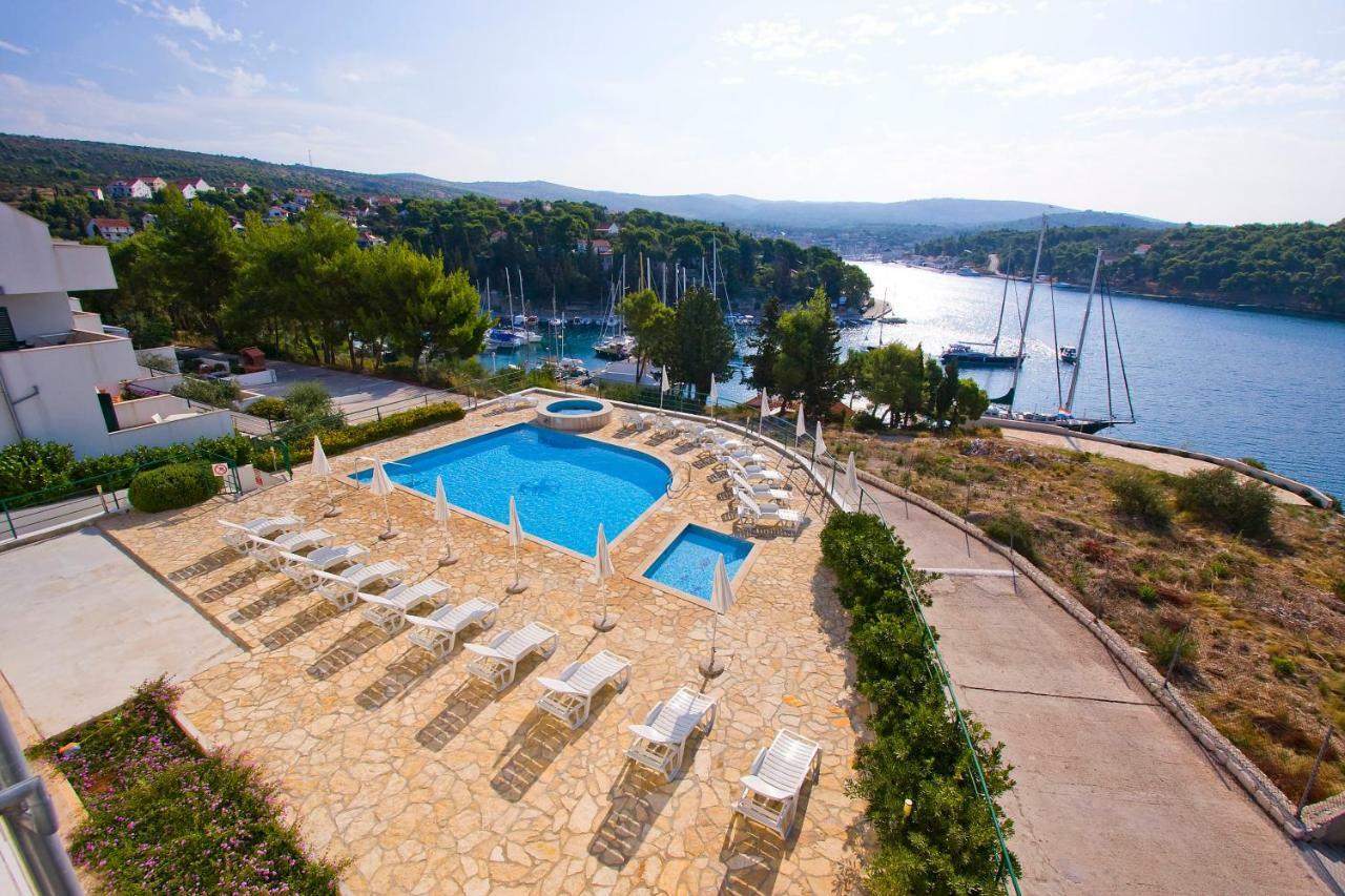 Apartment Milna - With Swimming Pool & Amazing Seaviews, Above Bijaka Beach Extérieur photo